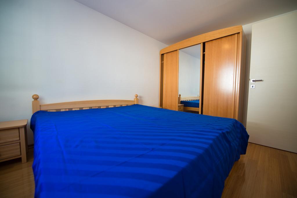 Apartments Karlo Baška Voda Rom bilde