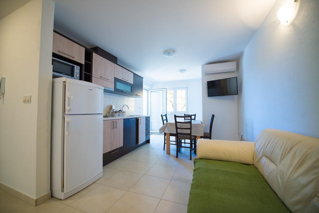 Apartments Karlo Baška Voda Rom bilde