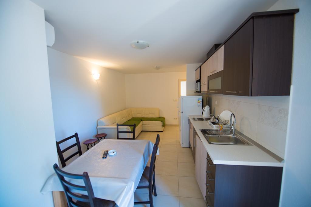 Apartments Karlo Baška Voda Rom bilde
